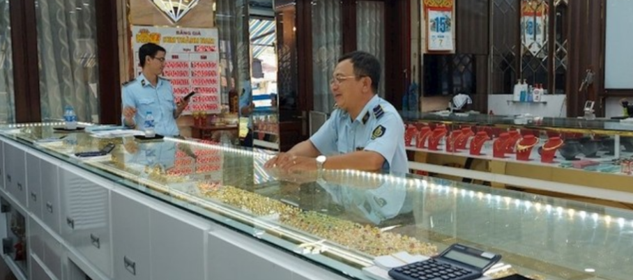 越南胡志明市加强检查黄金经营私人企业,没收大量呈现违规迹象的产品总值近5亿盾