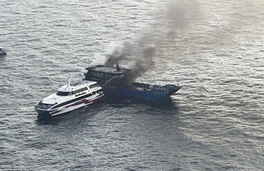 紧急!泰国一艘游船在当地龟岛区域发生火灾,乘客跳船逃跑!