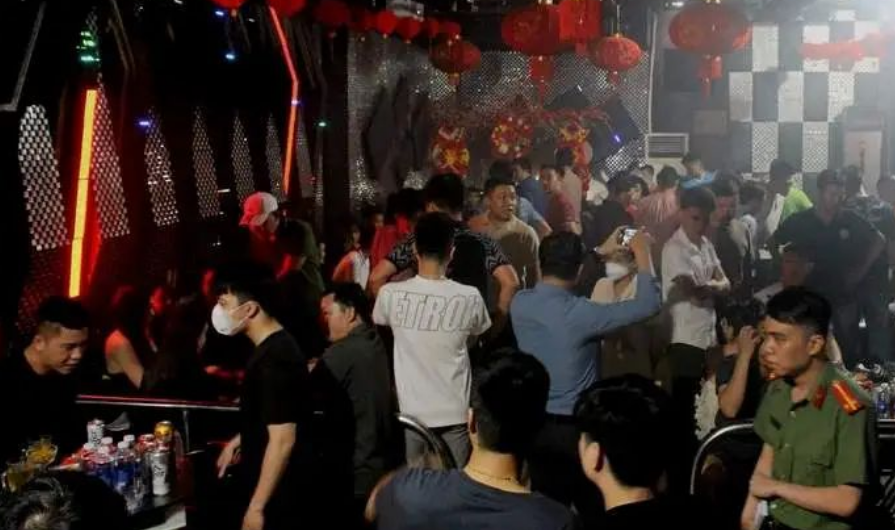 越南一酒吧数十名年轻男子在搞事情,29人毒品检测呈阳性