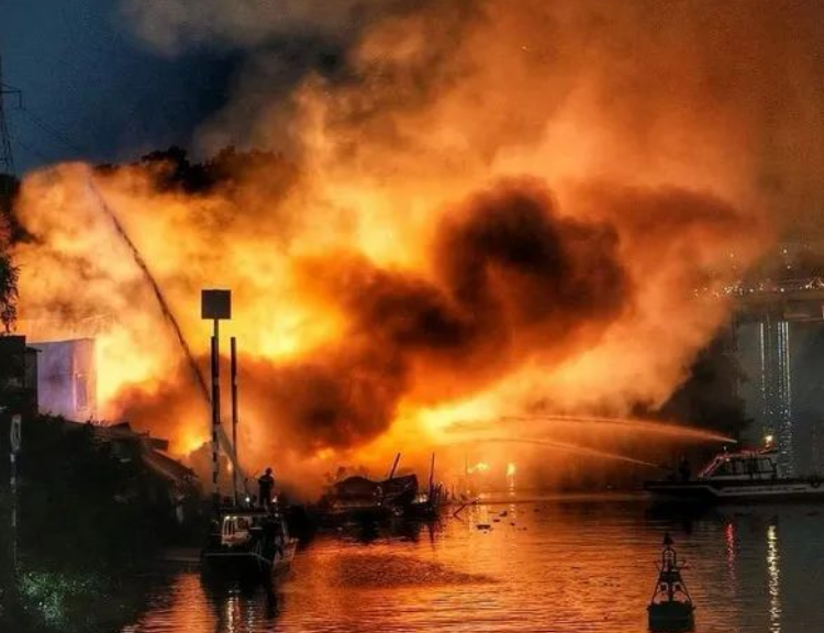 越南胡志明市一所房屋发生火灾,冒出浓烟并发生巨大爆炸