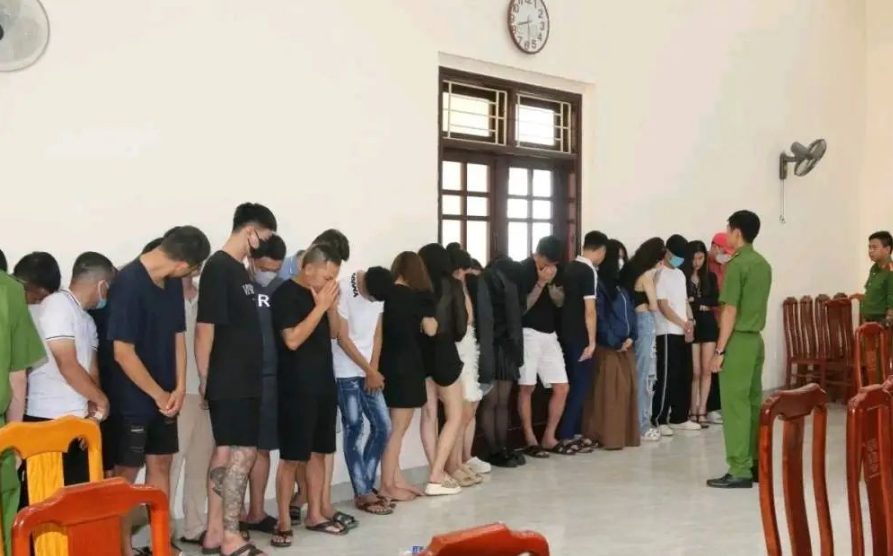 越南一酒吧数十名年轻男子在搞事情,29人毒品检测呈阳性