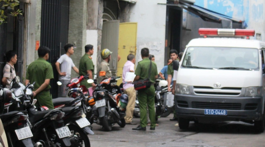 一名越南男子用刀刺伤了自己的儿子，然后自杀，最终死亡