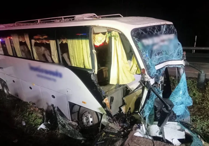 泰国一辆载有中国游客的大巴车发生交通事故,造成1死33伤,司机当场死亡!