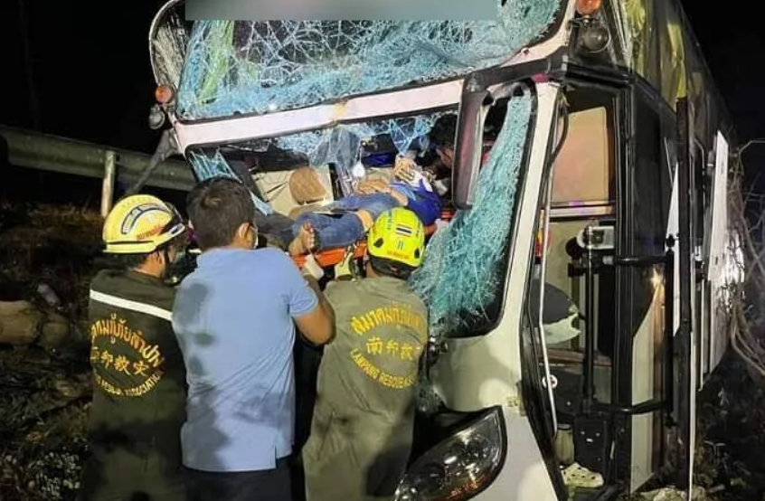 泰国一辆载有中国游客的大巴车发生交通事故,造成1死33伤,司机当场死亡!