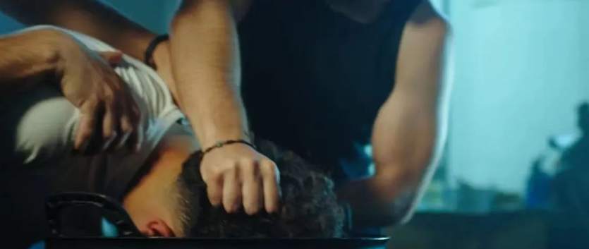 一名中国男子因欠赌债被不明身份的人绑架拘留一个月,并被遗弃在山路上!