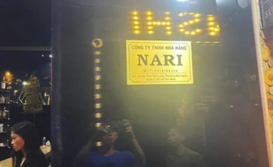 越南胡志明市一家餐馆员工对顾客进行殴打、脱衣服并录制视频!