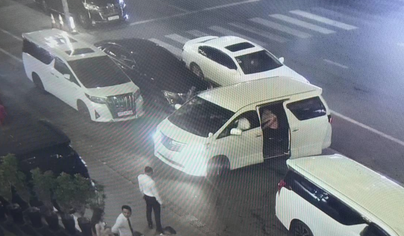 西港一家赌场前聚众斗殴,造成1名中国男子身亡,多人受伤!