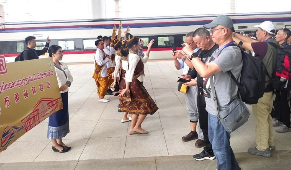 中国240名乘客已抵达老挝万象，受到老挝文旅部代表的热烈欢迎！