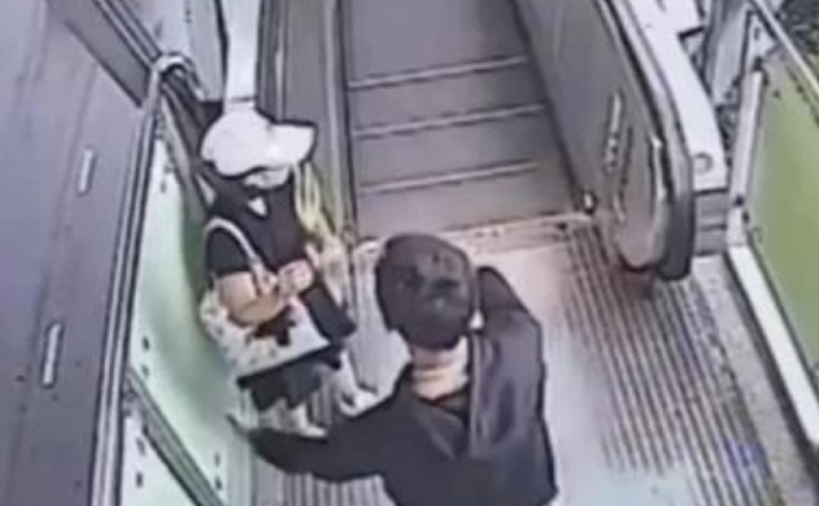 泰国一男子企图在地铁强奸抢劫女子，被捕后装傻，否认自己犯下的罪行！