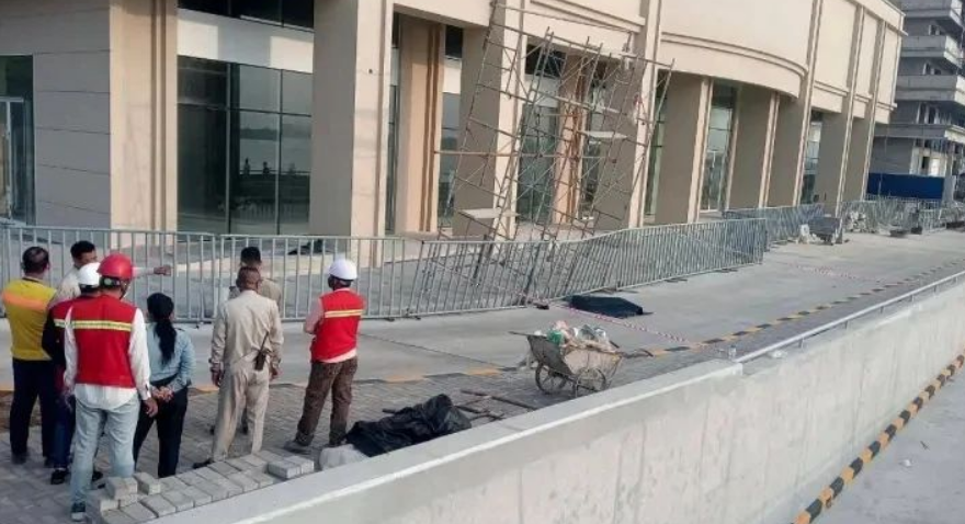 金边一栋正在施工的公寓楼外发现一名中国男子的尸体,警方调查受害者是从六楼跳下,当场身亡!