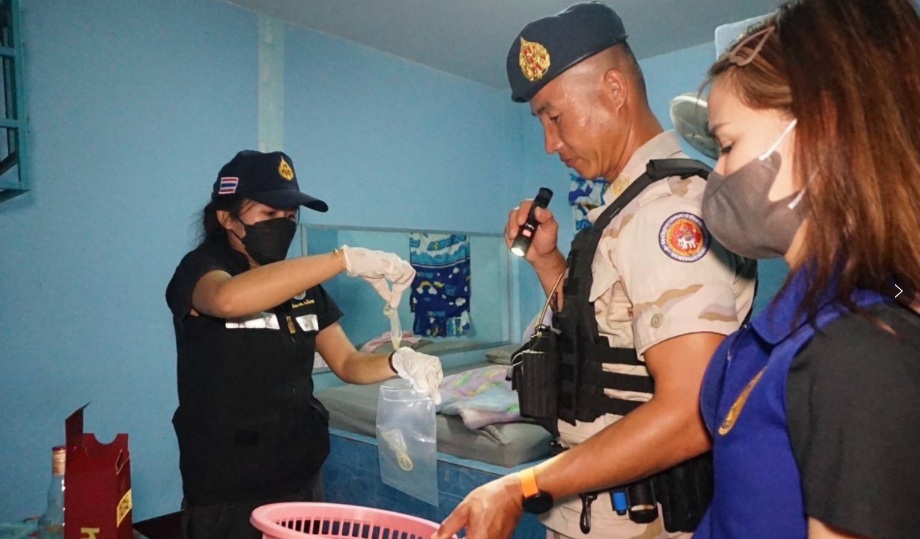 泰国一卡拉OK店被警方捣毁,在房间内发现大量安全套!