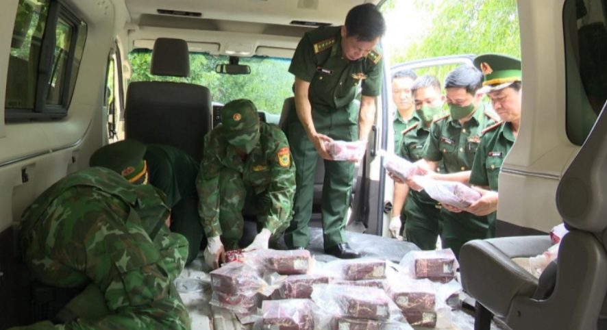 越南边防部队成功抓获了6名贩毒嫌疑人,6人均为老挝国籍,涉嫌跨境运输大量毒品!