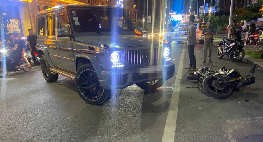 一名中国男子驾车在西港与一辆本地人驾驶的摩托车相撞,摩托车男子受重伤!