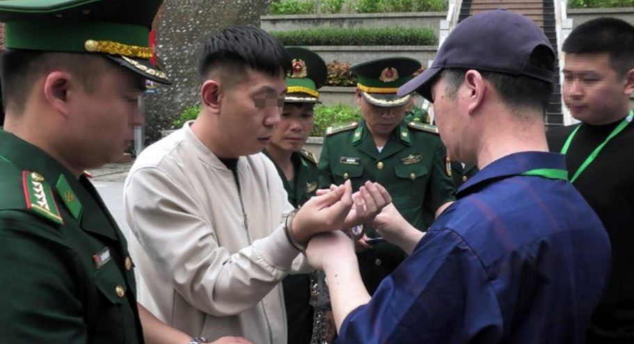 越南河内警方逮捕了一名中国籍诈骗通缉犯,现已将其移交给中国有关部门!