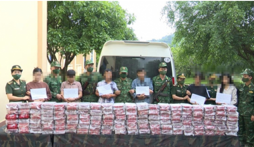 越南边防部队成功抓获了6名贩毒嫌疑人,6人均为老挝国籍,涉嫌跨境运输大量毒品!