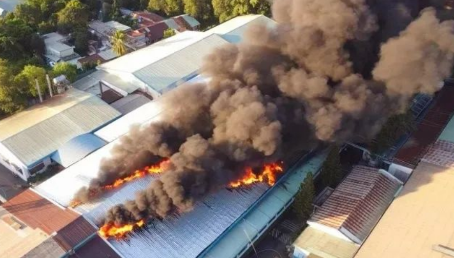 越南一中国公司发生火灾,大火蔓延到整个公司1人被严重烧伤!