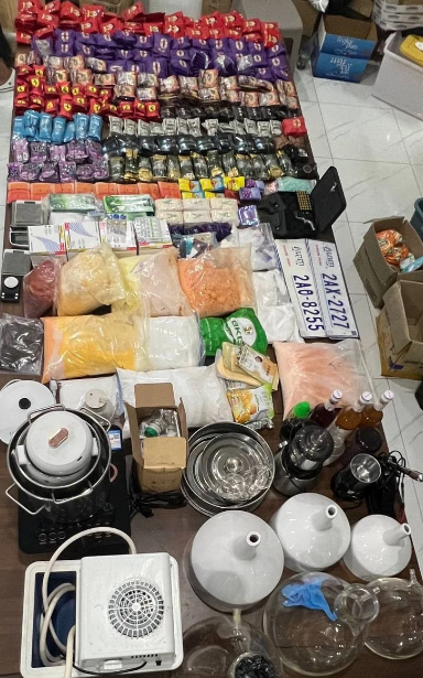 一中国男子在西港被捕,并缴获了58公斤毒品、8支枪、一枚手榴弹和数百发子弹