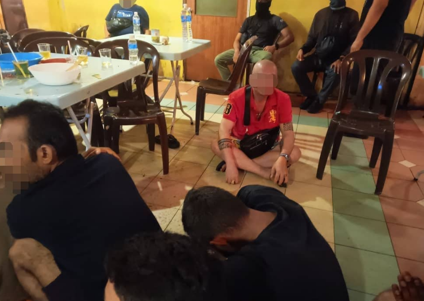 按摩院暗地里设淫窟提供性服务被捣毁，共逮捕51名男女，包括缅甸女子在内！