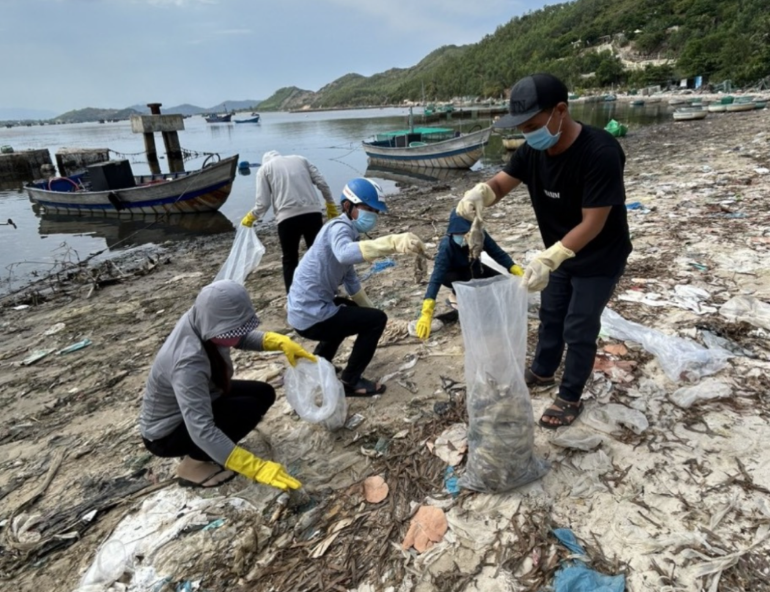 突发!越南160家民户逾61吨龙虾突然死亡!