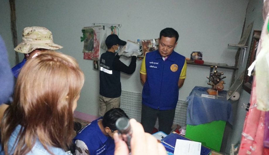 泰国一卡拉OK店被警方捣毁,在房间内发现大量安全套!