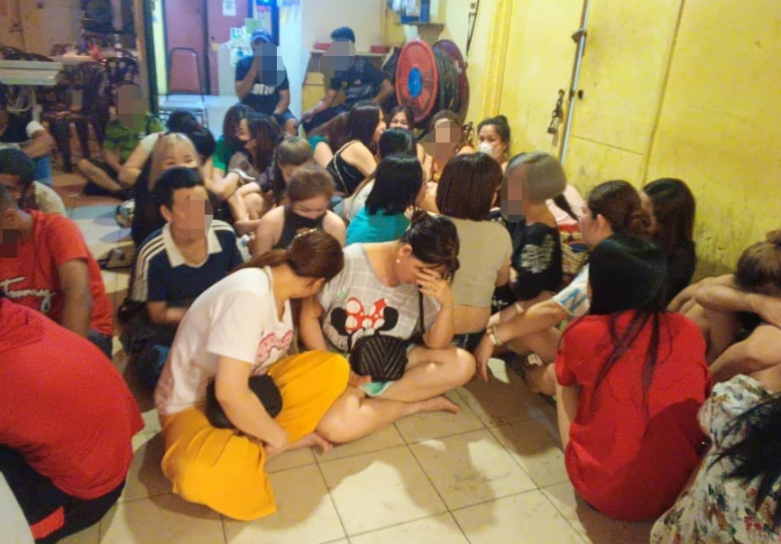 按摩院暗地里设淫窟提供性服务被捣毁，共逮捕51名男女，包括缅甸女子在内！