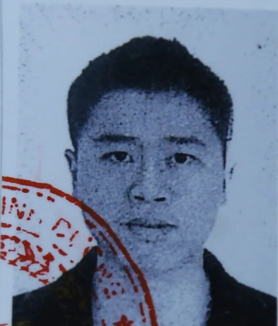 一名中国男子被越南平阳省警方发出特别通缉令,该男子开车引发事故后逃跑!