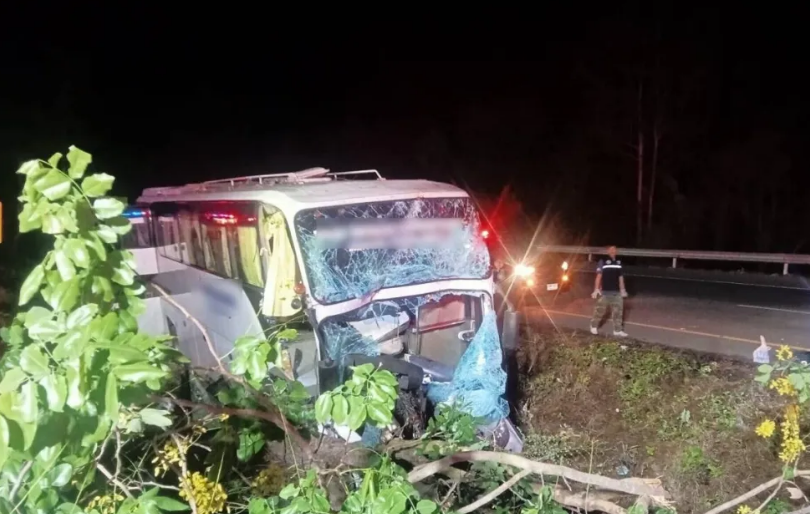 泰国一辆载有中国游客的大巴车发生交通事故,造成1死33伤,司机当场死亡!