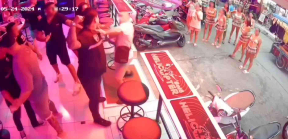 泰国一保安疑似踢打外国游客,并引起热议!