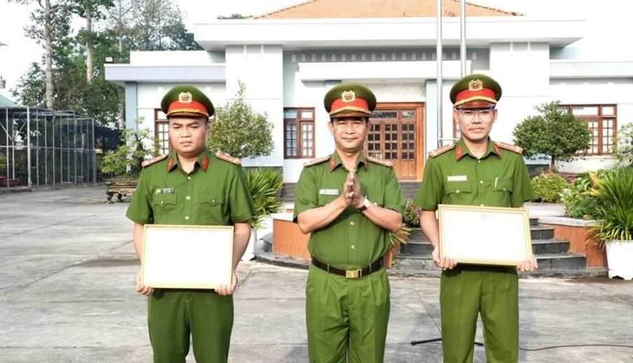 见义勇为!越南公安部向勇救落水中国籍儿童的公安战士颁发奖状!