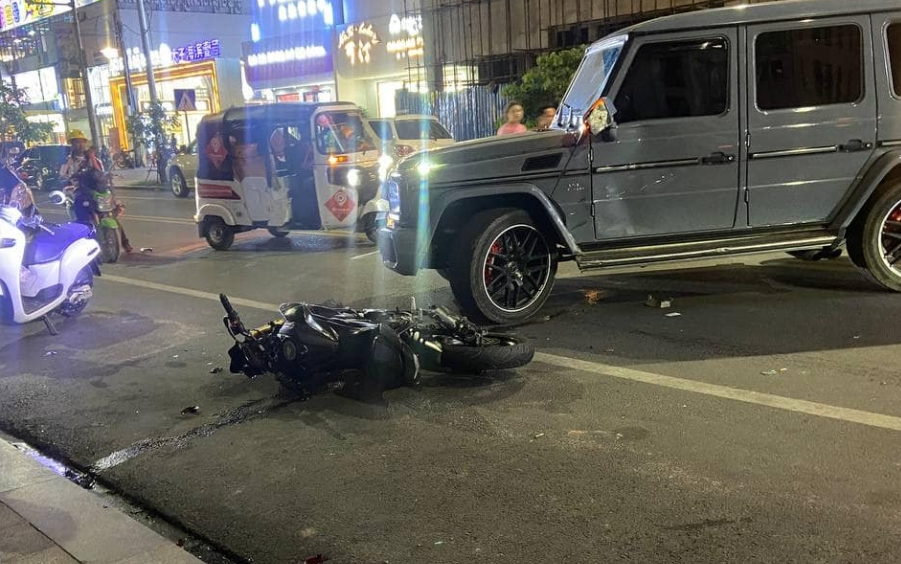一名中国男子驾车在西港与一辆本地人驾驶的摩托车相撞，摩托车男子受重伤！