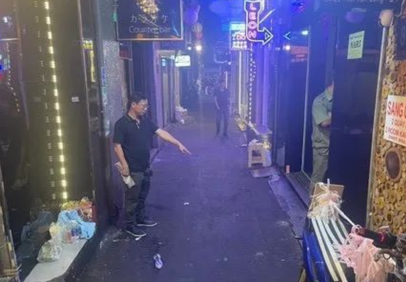 越南胡志明市一家餐馆员工对顾客进行殴打、脱衣服并录制视频!