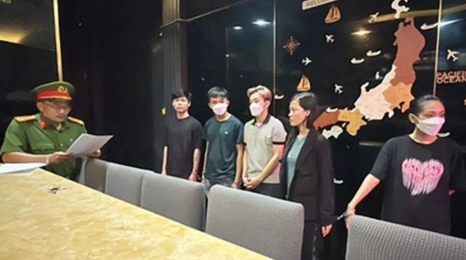 越南胡志明市一家餐馆员工对顾客进行殴打、脱衣服并录制视频!