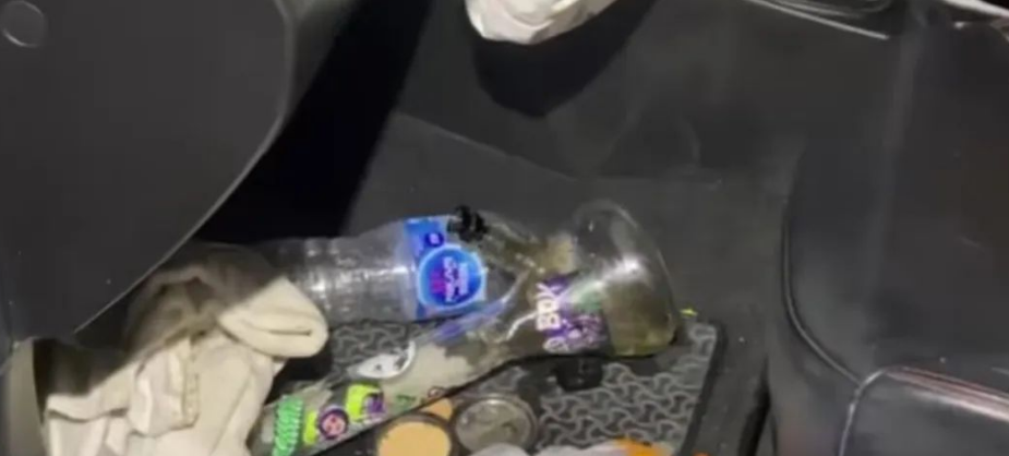 泰国一香港男子驾驶汽车撞上电线杆,随后在车里竟发现这东西!