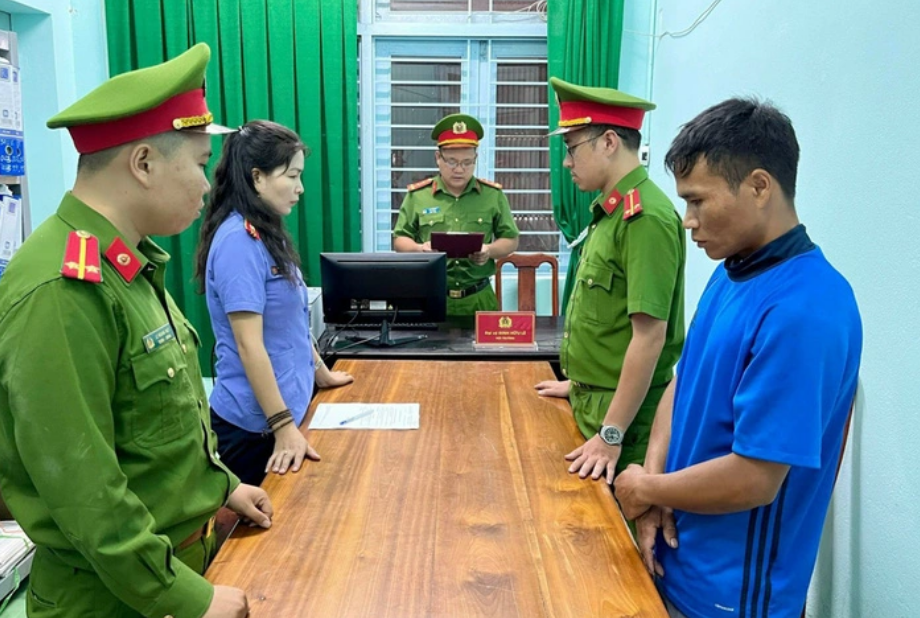 越南一名14岁女孩被侵犯并怀孕。现警方已经将两名嫌疑人全部逮捕!