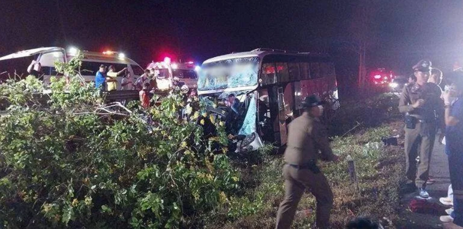 泰国一辆载有中国游客的大巴车发生交通事故,造成1死33伤,司机当场死亡!