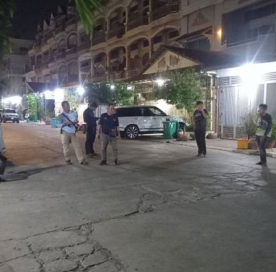 金边一名中国男子朝天连开两枪，令人百思不得其解？