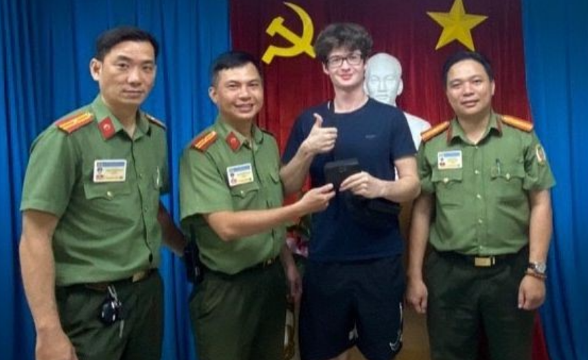 越南一名游客在获归还遗失的近1亿盾后被工作人员火速归还!