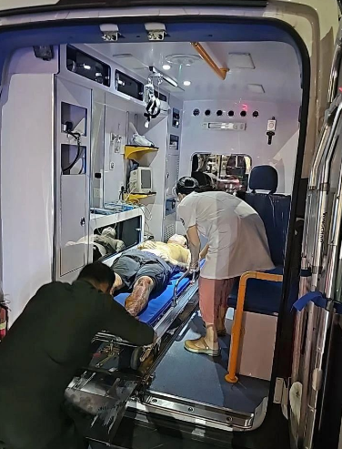 西港一家赌场前聚众斗殴,造成1名中国男子身亡,多人受伤!