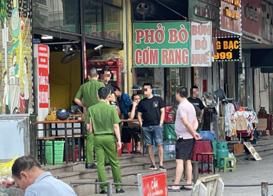 离了个大谱！只是因为“看了对方一眼”，一名越南男子差点被刺死！