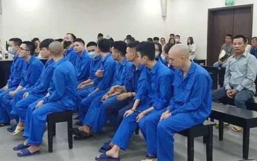 河内人民法院一审公开开庭审理跨国洗钱团伙中的21名被告人!