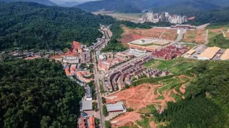 “五一”假期首日，中老铁路磨憨口岸共放行出入境旅客1038人，单日旅客人数首次突破1000人