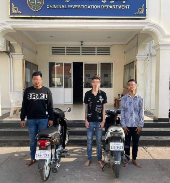 金边3名飞车党试图从一名中国男子手中抢走手提包,最终被金边警方逮捕!