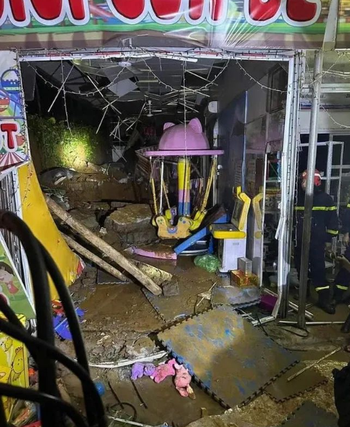 越南河内遭遇强降雨,导致山体滑坡,造成3名儿童遇难!