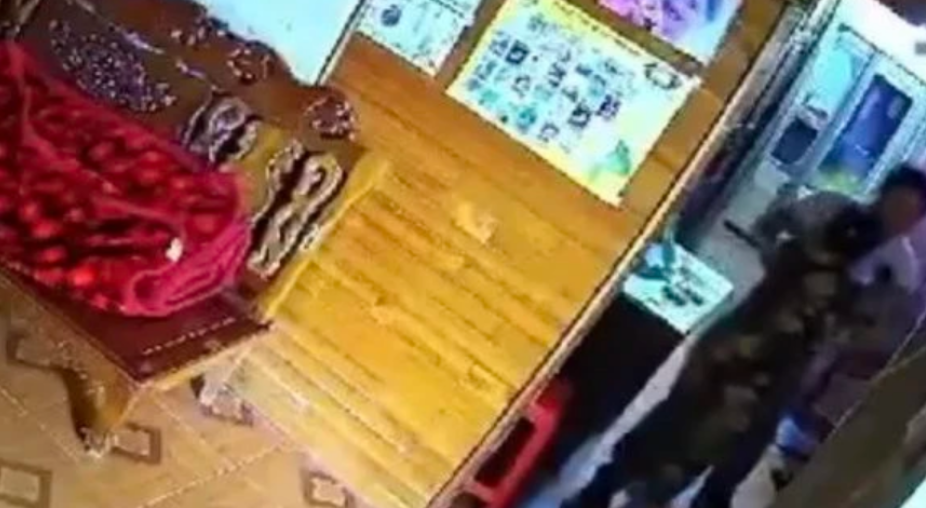 震惊!越南一名41岁男子侵犯75岁老年妇女,现已被警方逮捕!