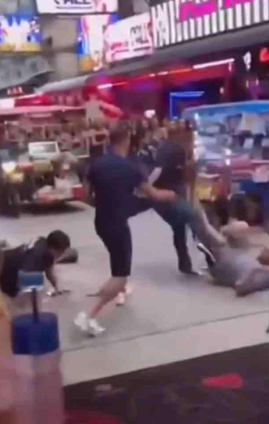 泰国一保安疑似踢打外国游客,并引起热议!