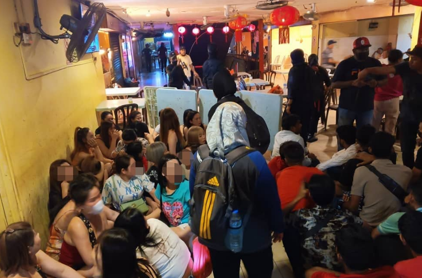 按摩院暗地里设淫窟提供性服务被捣毁,共逮捕51名男女,包括缅甸女子在内!