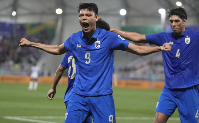 足球——泰国队2比0战胜吉尔吉斯斯坦队，泰国队领跑亚洲杯F组