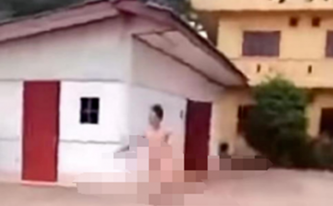 老挝男子光着身子跑出了家门,周围群众疯狂吃瓜