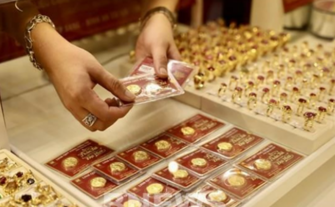 越南各黄金珠宝公司的黄金售价均超过8100万越南盾/两