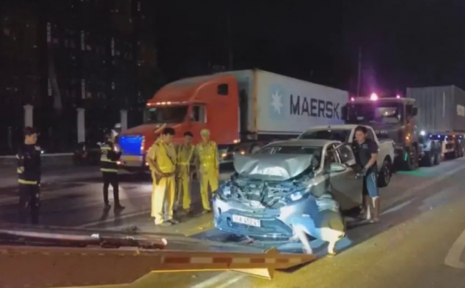 中国女子在越南受伤，四车连环相撞的场面十分惨烈…